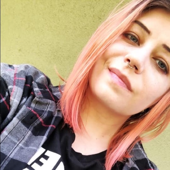 Meet your Posher, Caitlin - Picture 4 of 4